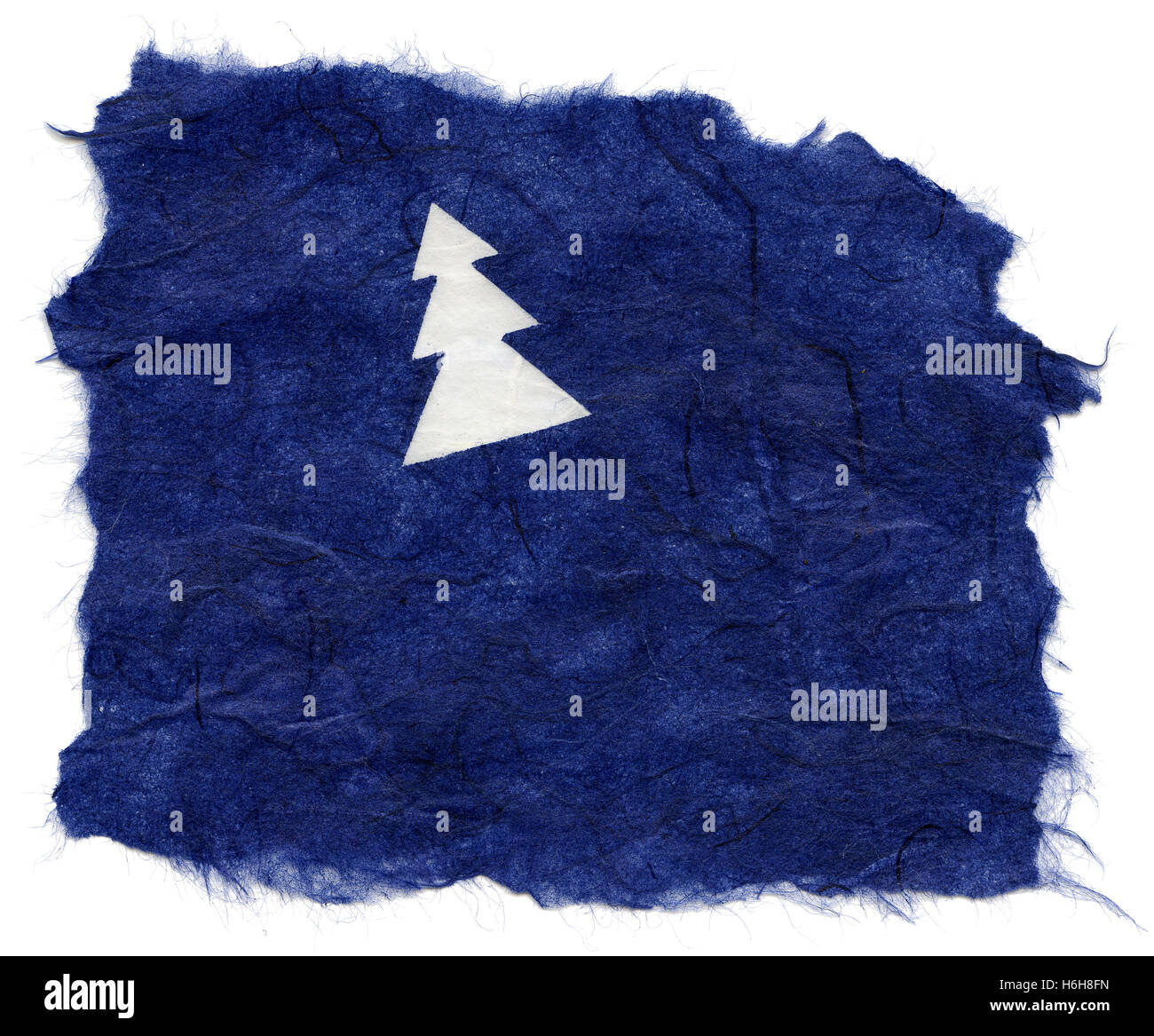 Textur des blauen Reispapier mit einem Muster aus weißen Kiefern Verzierung der Oberfläche, mit zerrissenen Kanten. Isoliert auf weißem Hinterg Stockfoto