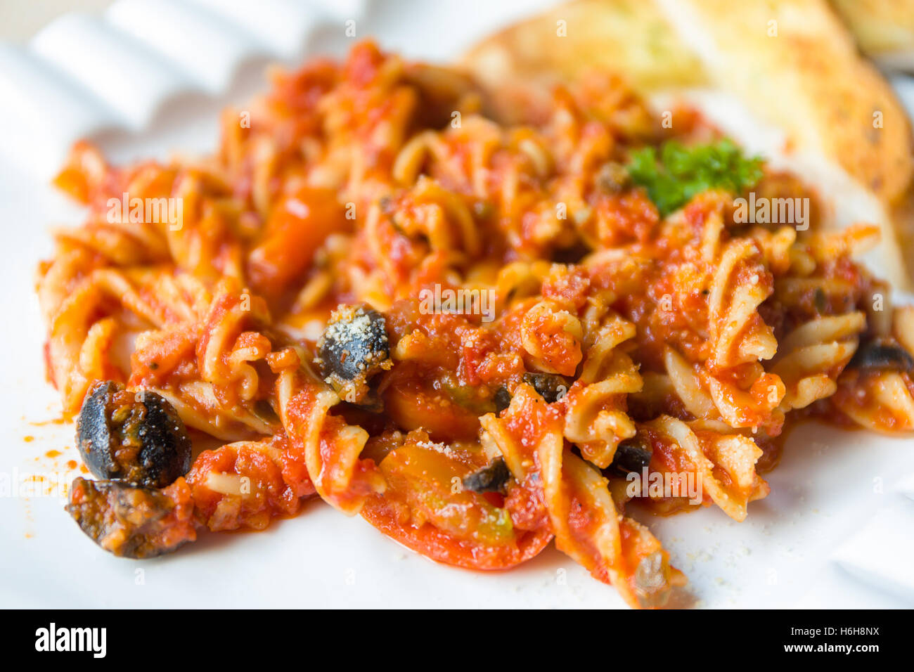 Traditionelle italienische Pasta mit Tomaten-Soße-Küche. Stockfoto