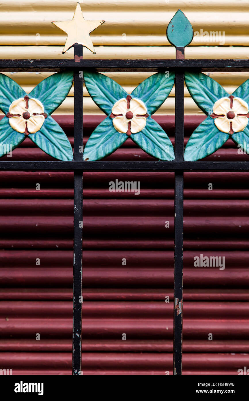 Arty Eisen Zaun und Metall-Gate hinter sich, in gedeckten Farben. Stockfoto
