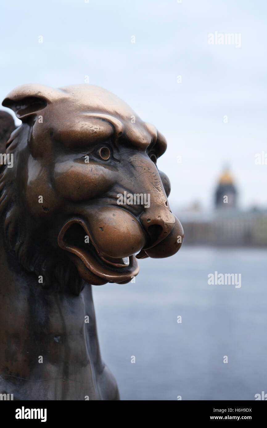 Nahaufnahme der antiken Bronze Greif-Skulptur in der Nähe von Newa in St. Petersburg, Russland Stockfoto