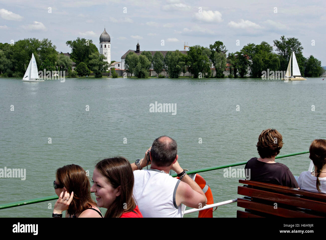 Blick auf die Fraueninsel (Insel) von einer Fähre, Chiemsee Chiemgau, obere Bayern Deutschland Europa Stockfoto