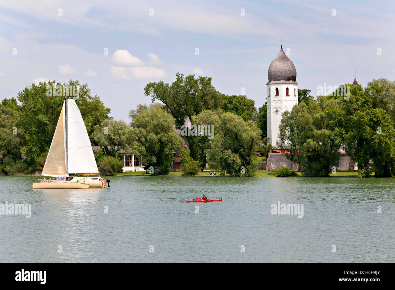 Blick auf die Fraueninsel (Island) und Klosterkirche, Chiemsee Chiemgau Oberbayern Deutschland Europa Stockfoto