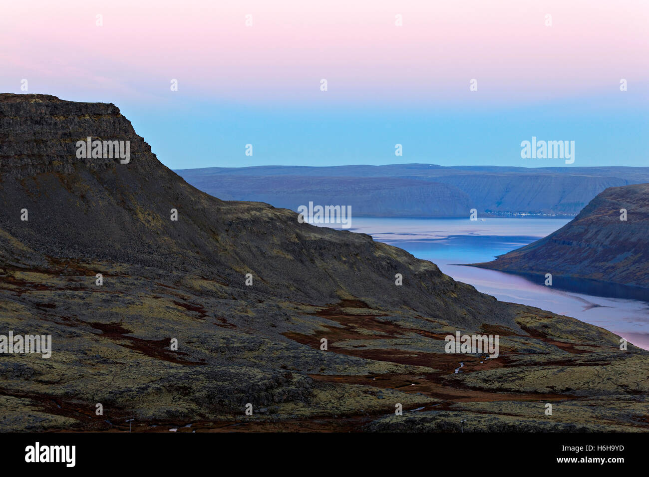 Fjord bei Dämmerung, Westfjorde, Island, Nordatlantik, Europa Stockfoto