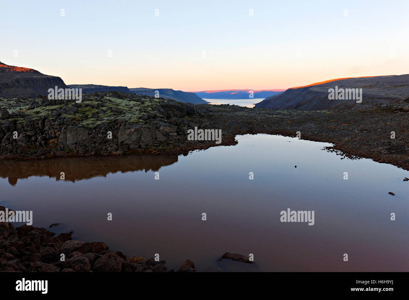 Fjord bei Sonnenaufgang, Westfjorde, Island, Nordatlantik, Europa Stockfoto
