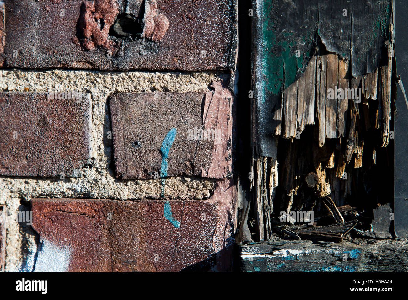 Detail der Ziegelwand mit gebrochenen Holzbalken hautnah. Stockfoto