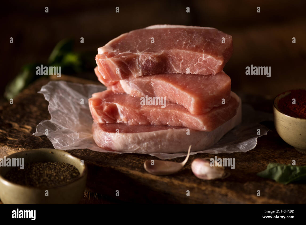 Rohe Schweinerippchen fertig um zu kochen. Im gedämpften Licht gedreht Stockfoto