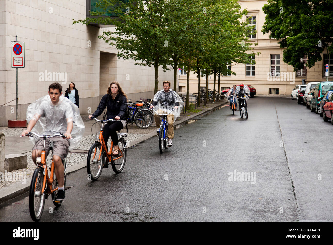 BERLIN - Juni 16: Gruppe von Menschen, die Radfahren mit Plastiktüten auf ihnen, zum Schutz vor wiederkehrenden Regen am 16. Juni 2012 in werden Stockfoto