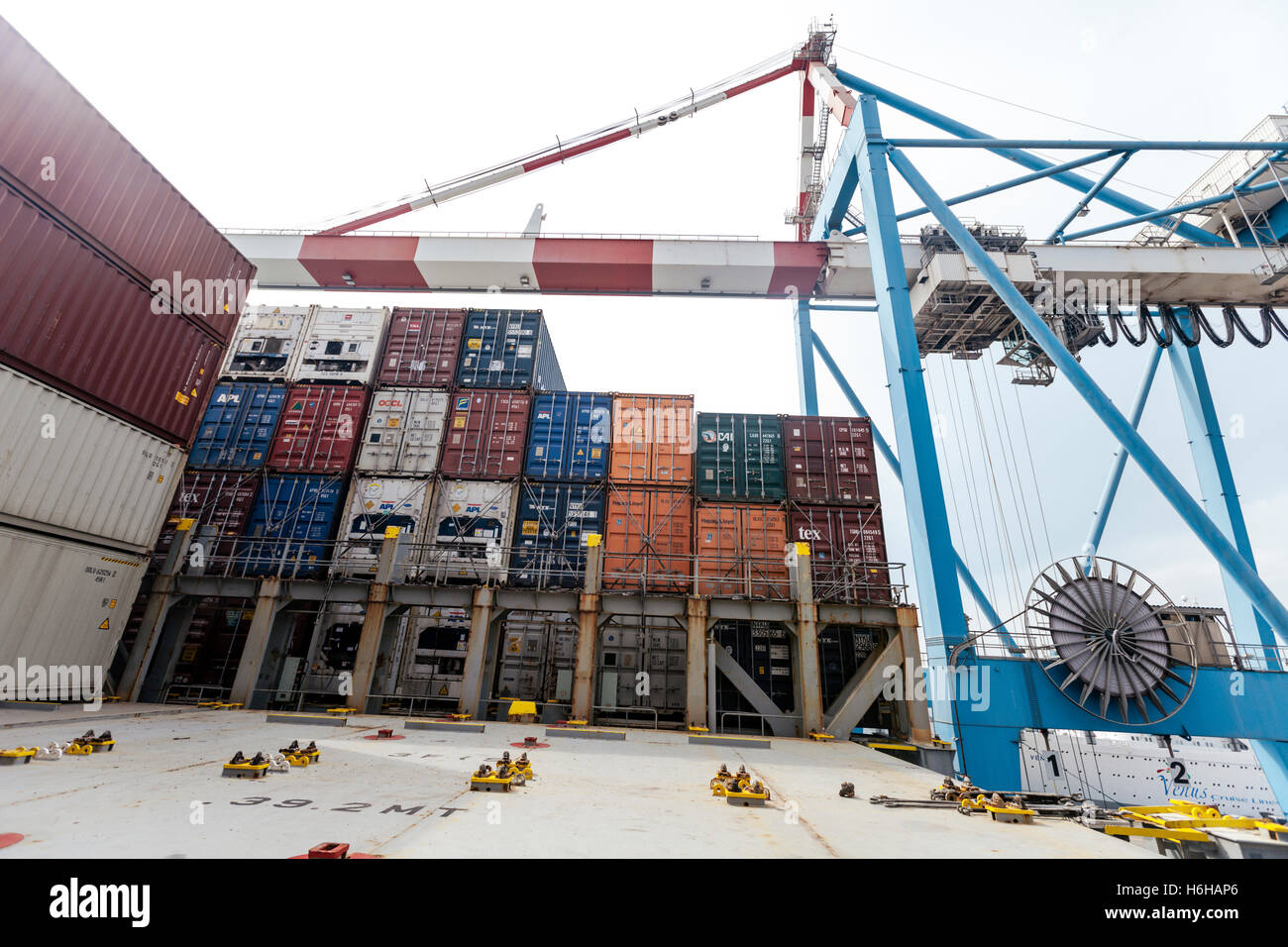 ASHDOD, ISRAEL - Oktober 12: Container gestapelt auf einem Frachter Schiff, mit einer leeren Fläche im Vordergrund, in den Prozess der Stockfoto