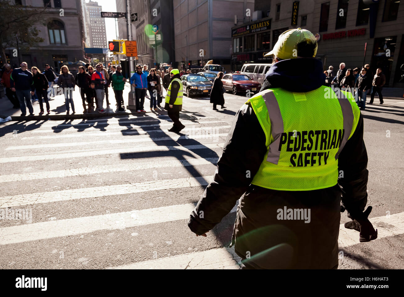 NEW-YORK - NOV 9: Ein Fußgängerschutz Arbeiter Verwaltung des Verkehrs der Fußgänger überqueren der Straße in New York, USA auf Nov. Stockfoto