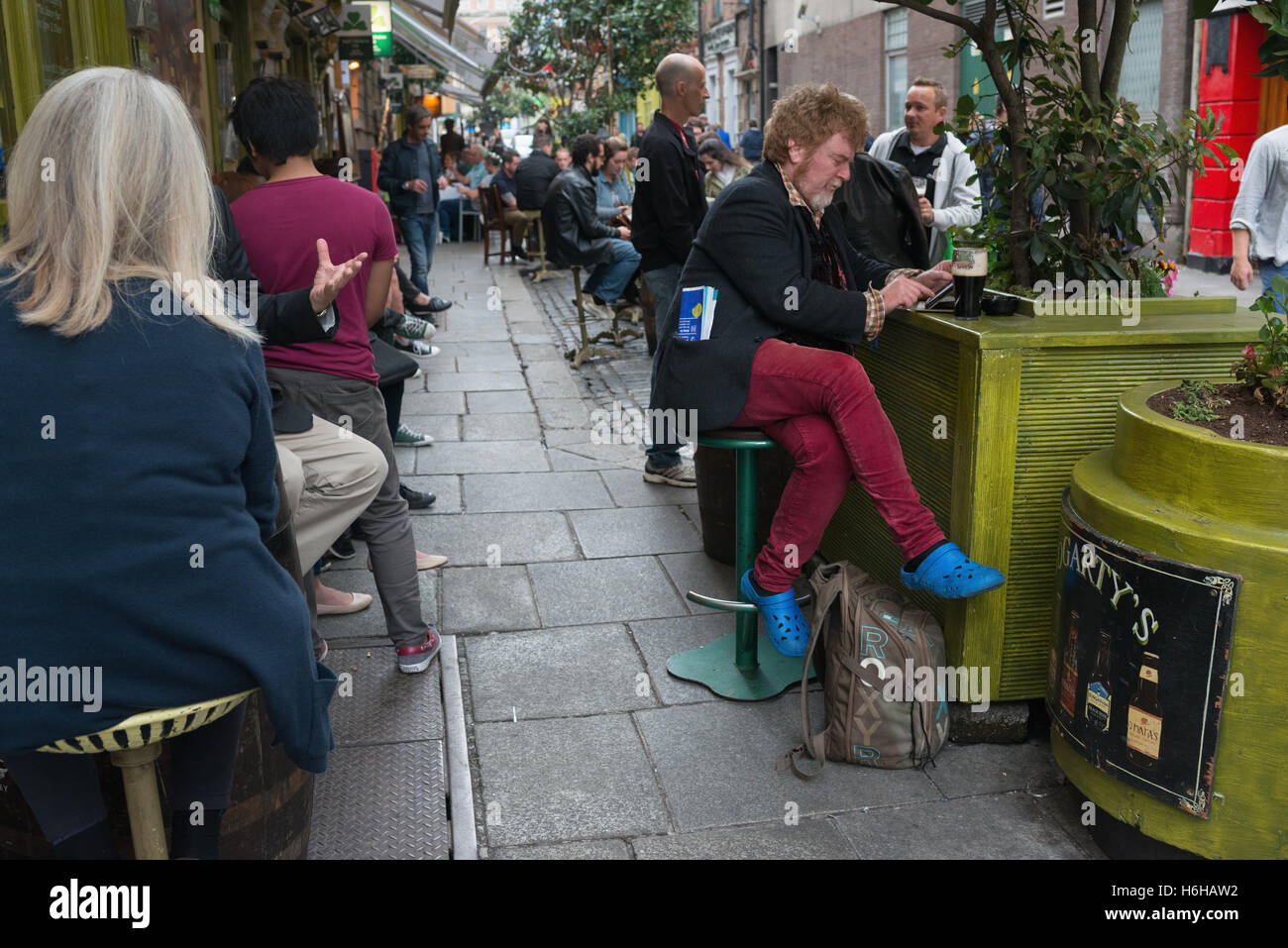 Vor einem Pub in Temple Bar Viertel von Dublin, Republik Irland. Die Gegend ist ein lebendiges Quartier mit vielen Bars und restau Stockfoto