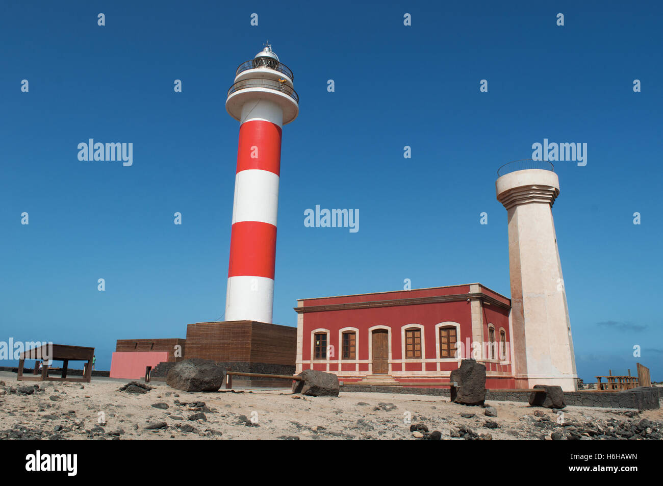 Fuerteventura: Blick auf Leuchtturm El Toston, die ursprüngliche Struktur, im Nordwesten der Insel, wurde im Jahr 1897 eröffnet. Stockfoto