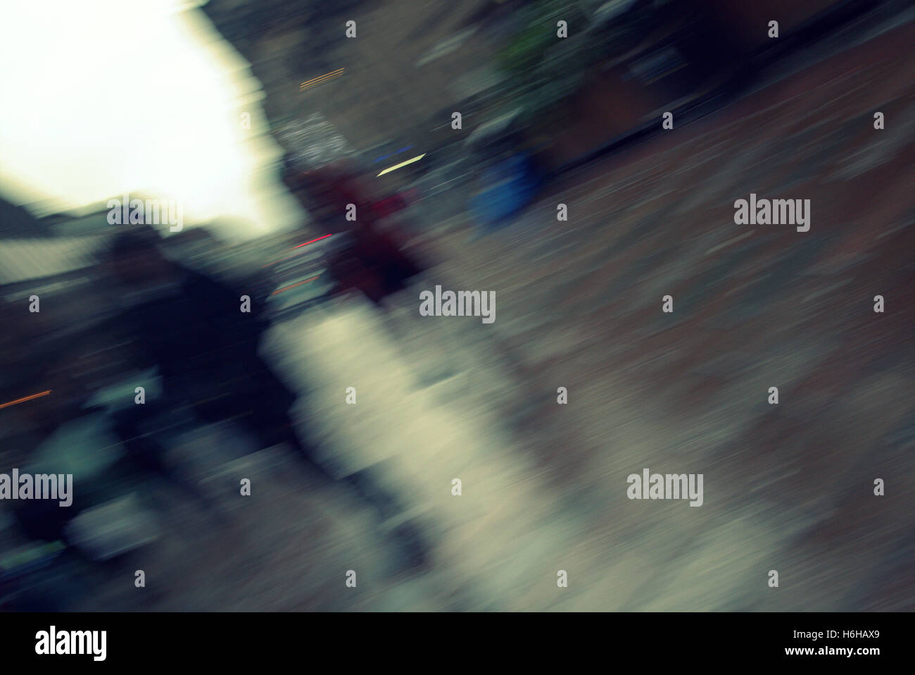 Abstrakte Bewegung Straßenbild wandern Menschen beim Einkaufen dunkle launisch Generika Stockfoto