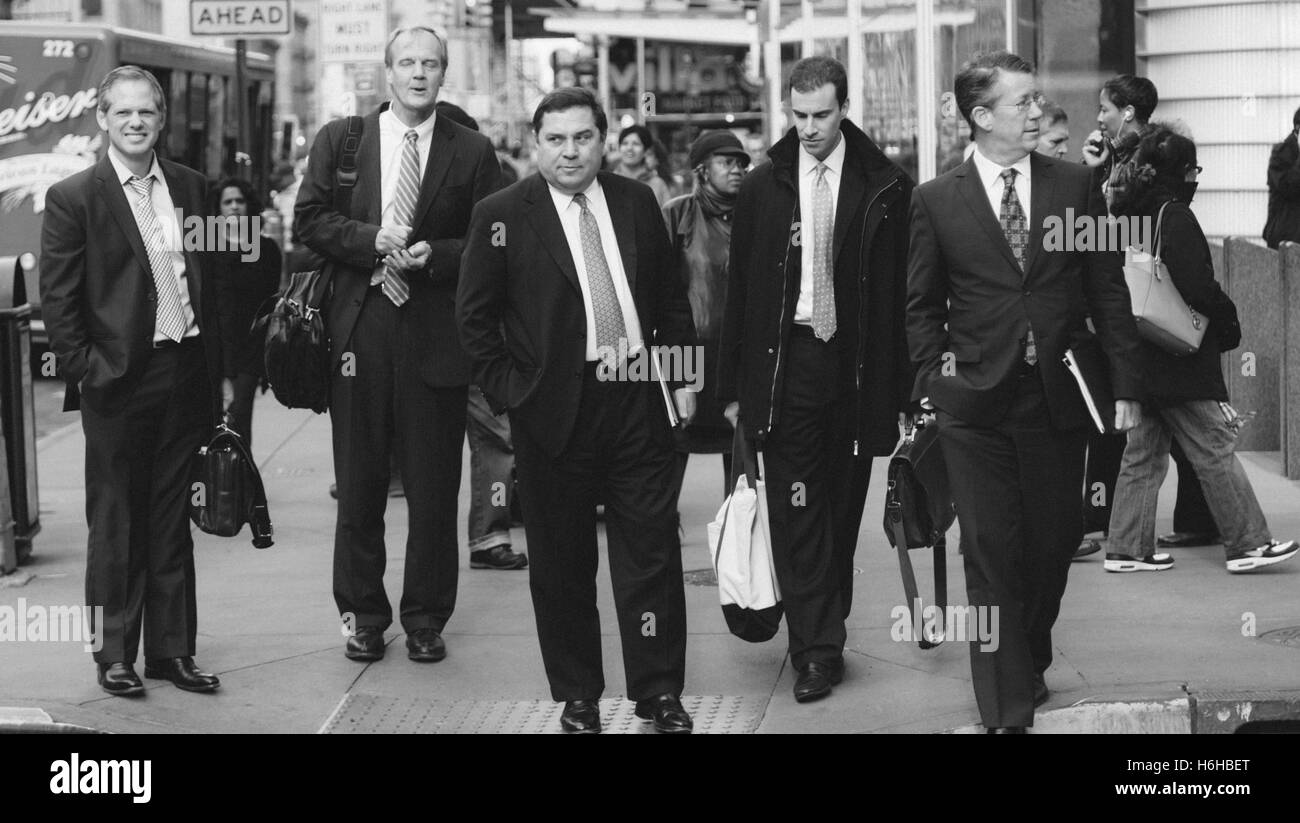 New York, USA-NOV 20: Eine Gruppe von Geschäftsleuten gerade dabei, eine Midtown Manhattan Straße zu überqueren, am 20. November 2012 in New York, Stockfoto