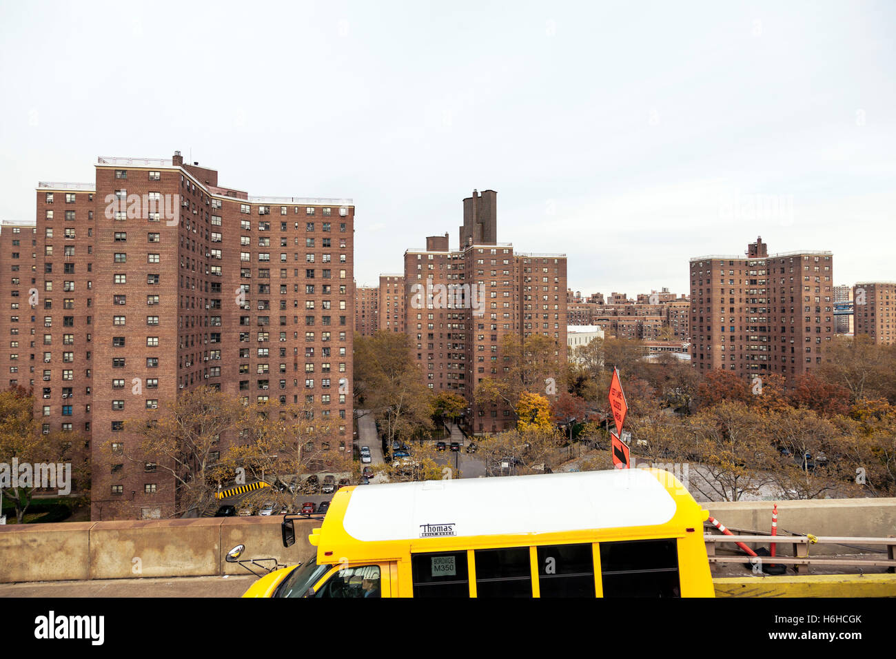 NEW-YORK - NOV 15: Blick von der Nachbarschaft Wohngebäuden mit Fahrzeug vorbei in der Front in New York, USA am 1. November Stockfoto