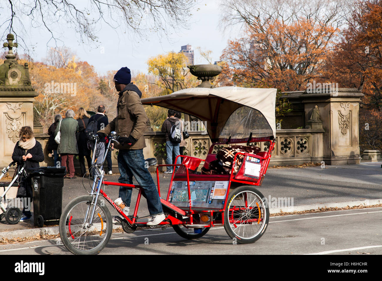 New York, USA-NOV 19: Velo-Rikscha und Fahrer im Central Park wartet auf Kunden am 19. November 2012 in New York, USA. Stockfoto