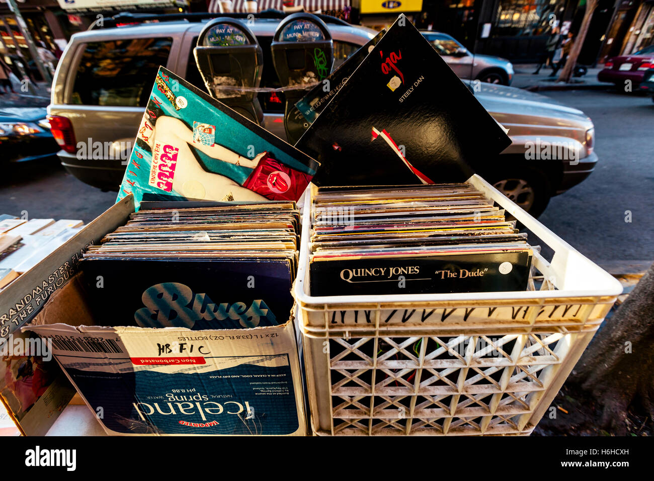 NEW-YORK - 14 NOV: Vinyl-Schallplatten zu verkaufen in einem Buch Stand auf einer Brookly Straße in New York, USA am 14. November 2012. Stockfoto