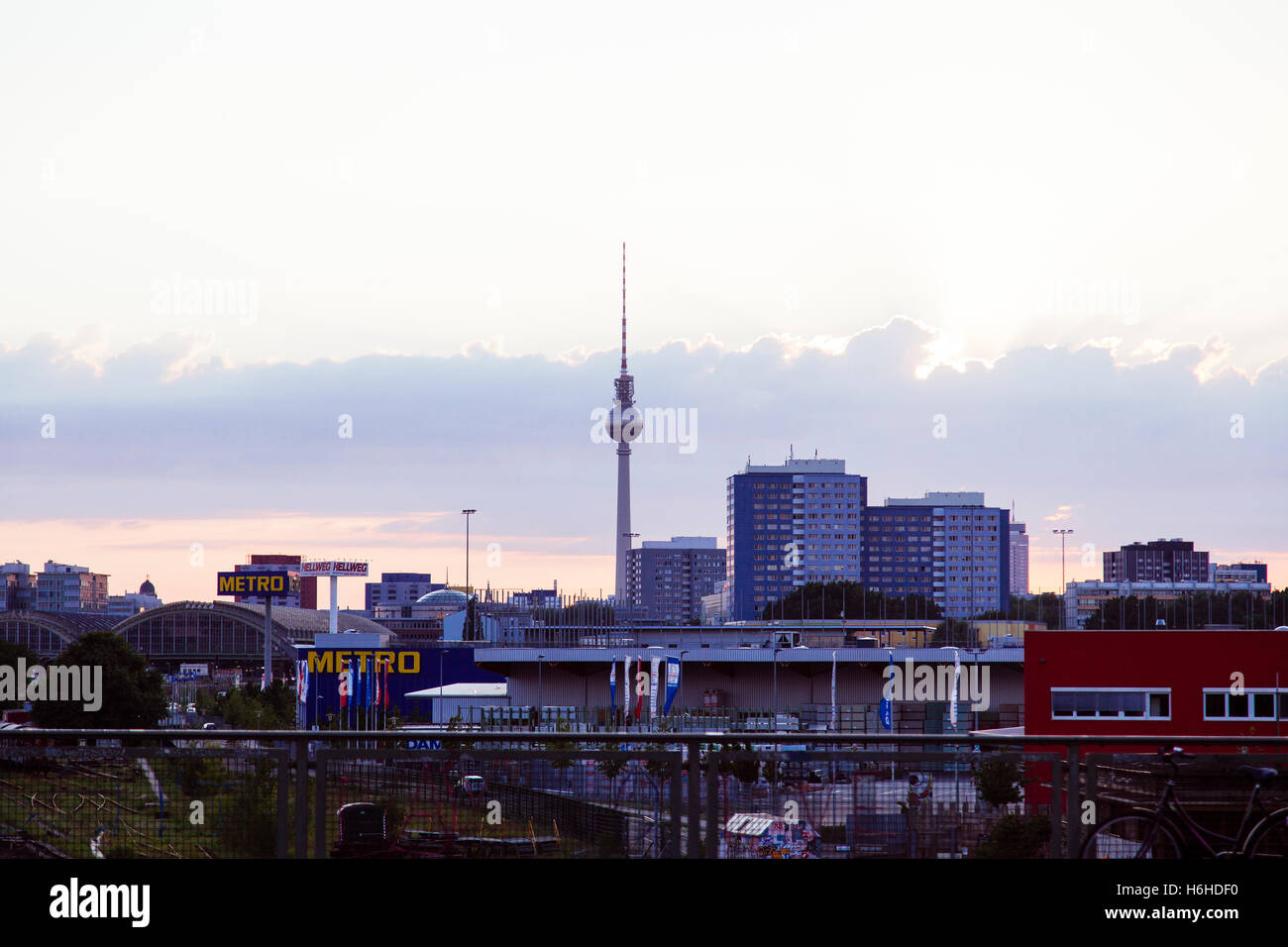 BERLIN - Juni 18: Skyline mit dem Fernsehturm in der Abenddämmerung am 18. Juni 2012 in Berlin, Deutschland. Stockfoto