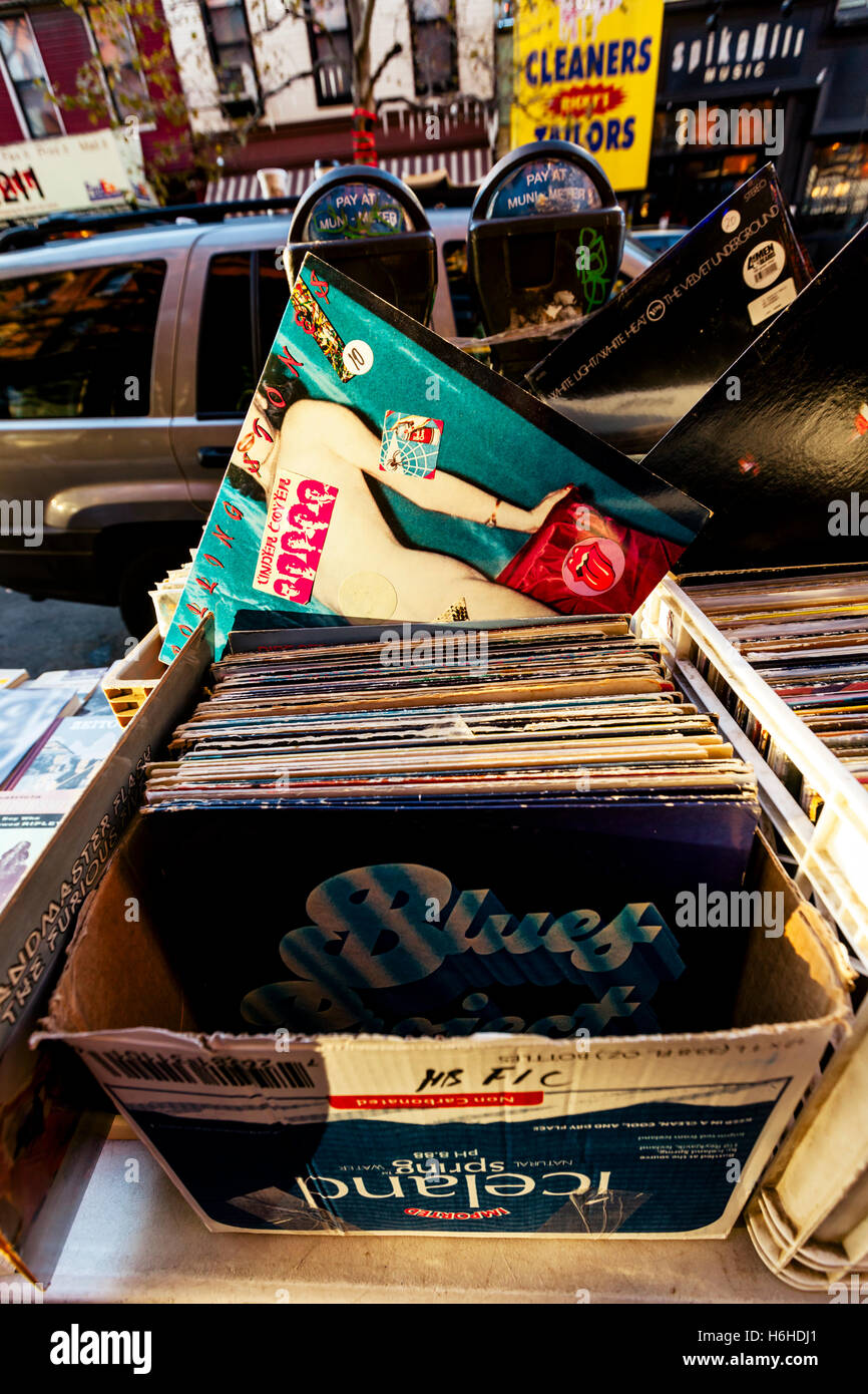 NEW-YORK - 14 NOV: Vinyl-Schallplatten zu verkaufen in einem Buch Stand auf einer Brookly Straße in New York, USA am 14. November 2012. Stockfoto