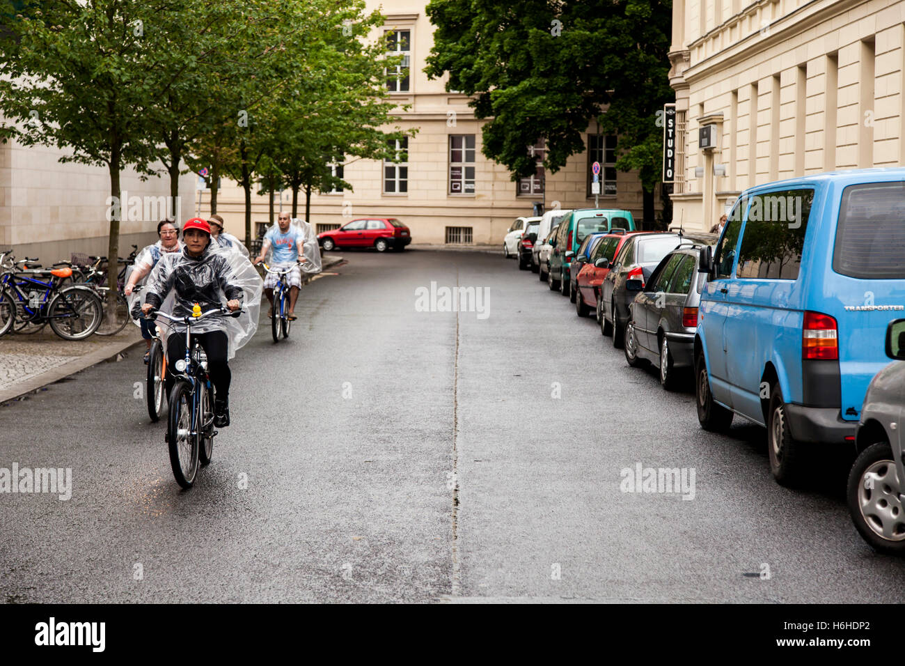 BERLIN - Juni 16: Gruppe von Menschen, die Radfahren mit Plastiktüten auf ihnen, zum Schutz vor wiederkehrenden Regen am 16. Juni 2012 in werden Stockfoto