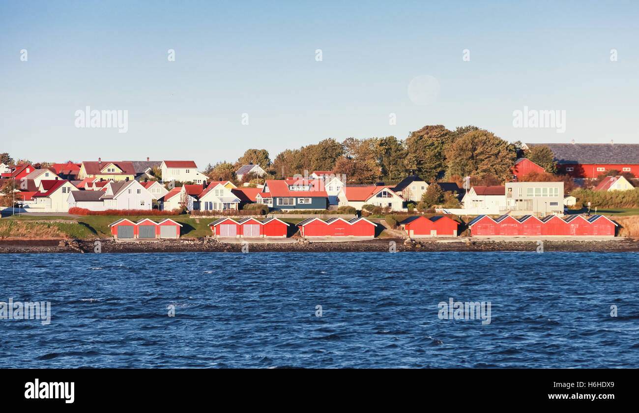 Traditionellen norwegischen Dorf. Holzhäuser am Meer. Brekstad, Norwegen Stockfoto