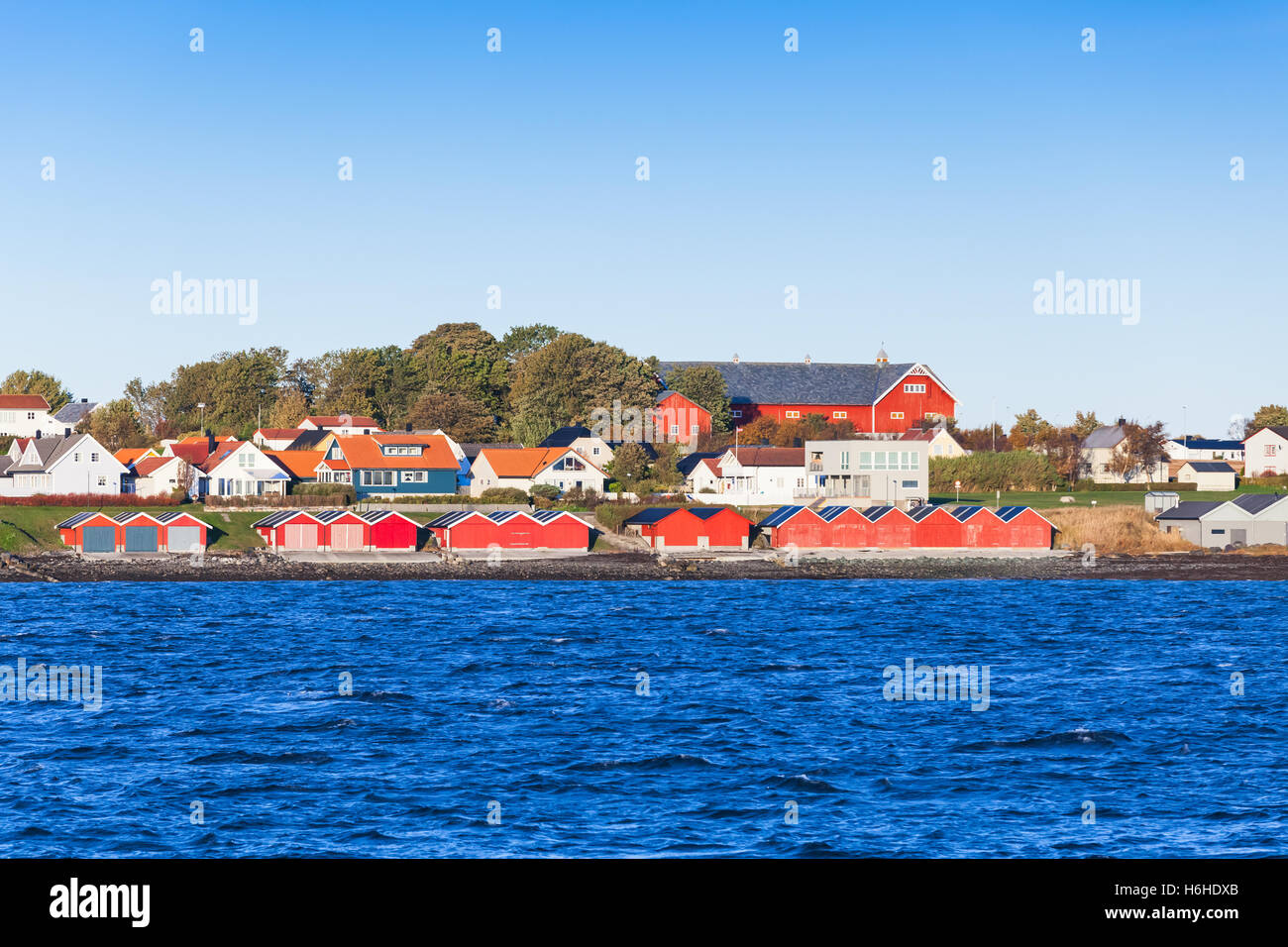 Bunte Holzhäuser am Meer. Brekstad, Norwegen Stockfoto