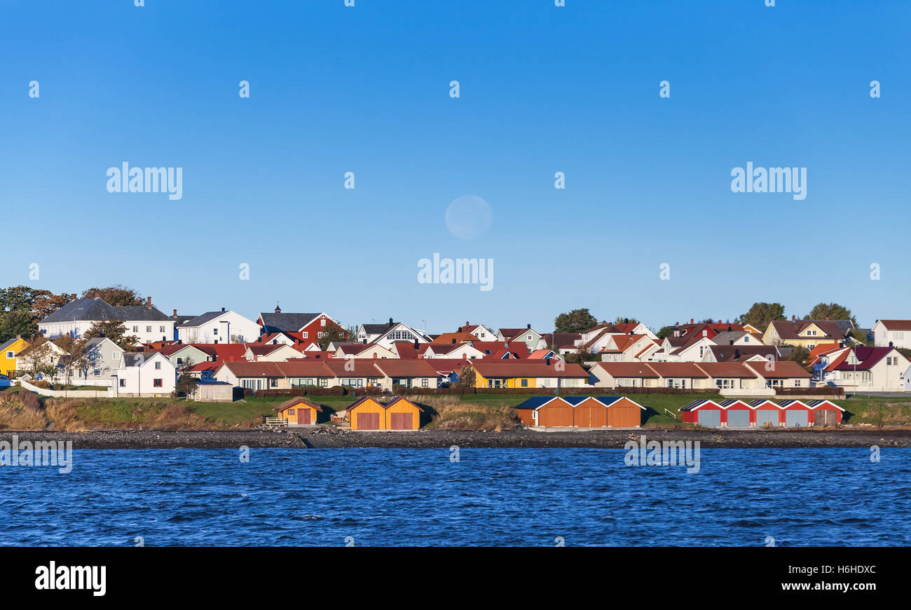 Bunte Holzhäuser stehen am Meer. Norwegen, Brekstad Stockfoto