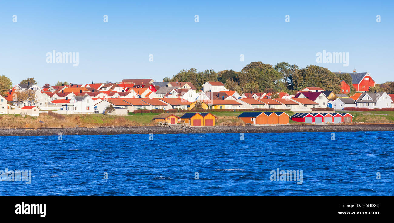 Bunte Holzhäuser stehen am Meer in Norwegen, Brekstad Stockfoto