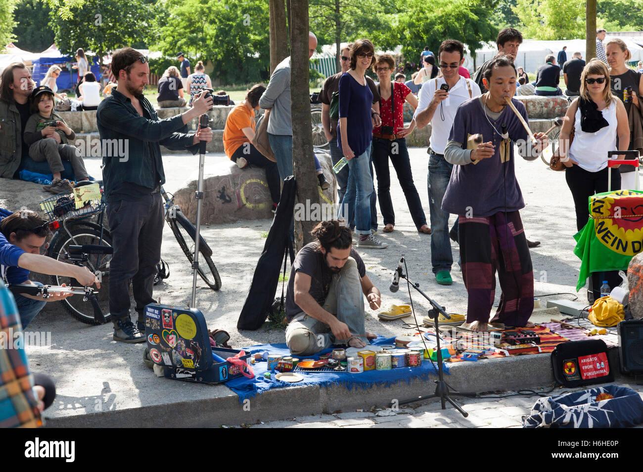 BERLIN - 17.Juni: Straße Musikern im Mauerpark am 17. Juni 2012 in Berlin, Deutschland. Stockfoto