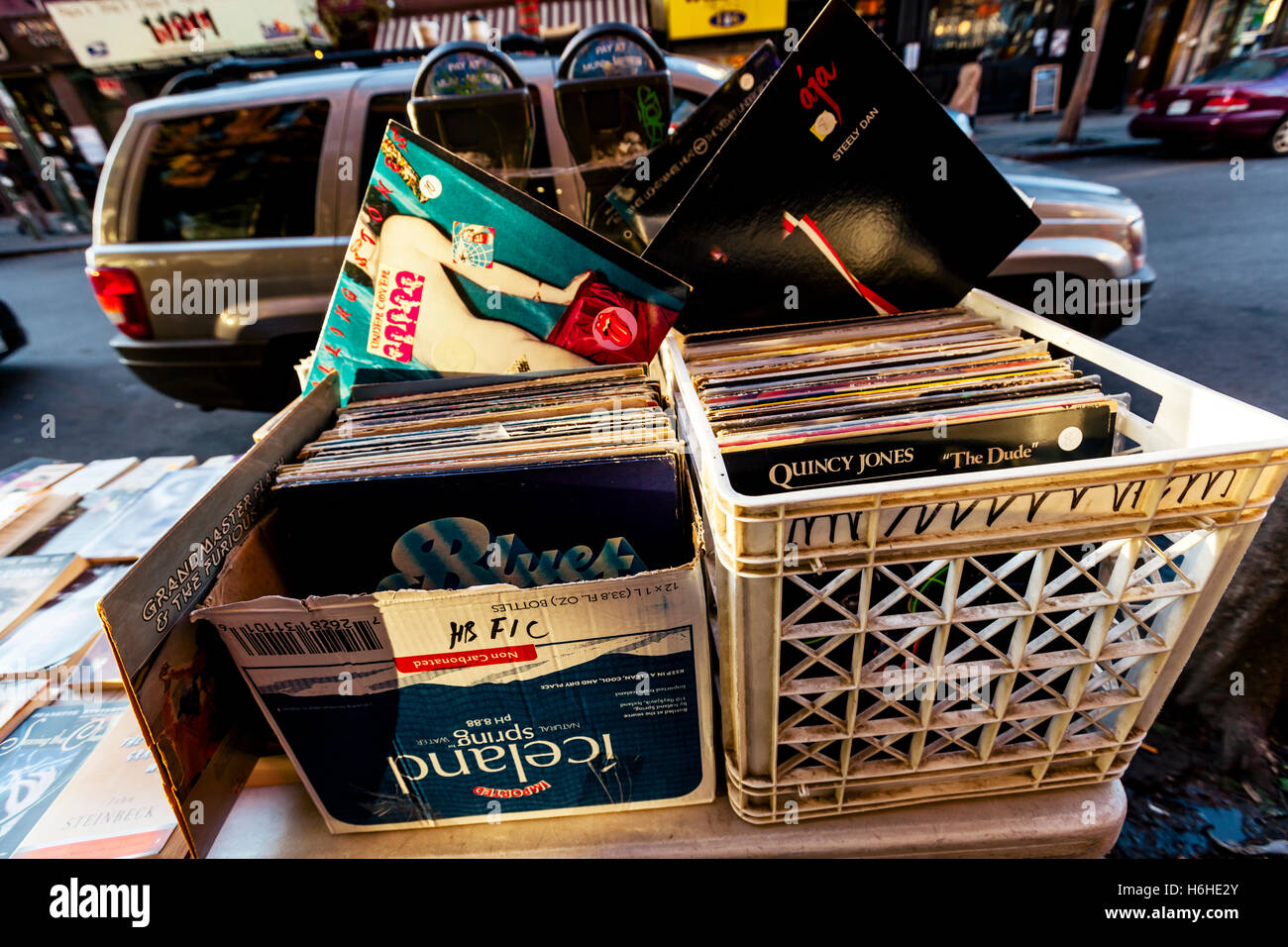 NEW-YORK - 14 NOV: Vinyl-Schallplatten zu verkaufen in einem Buch Stand auf einer Brookly Straße in New York, USA am 14. November 2012. Stockfoto