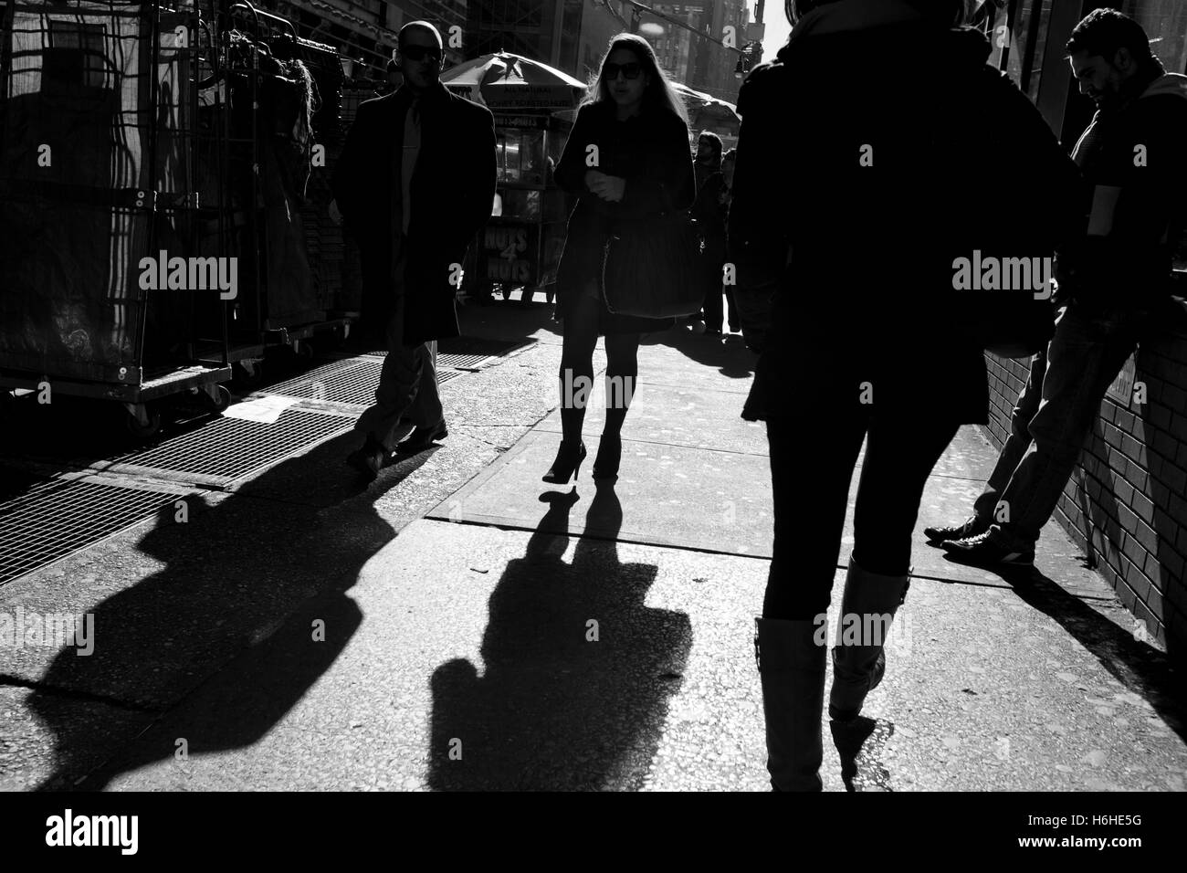 NEW-YORK - NOV 6: Menschen zu Fuß auf einer Straße in Manhattan am 6. November 2012 in New York, USA. Stockfoto
