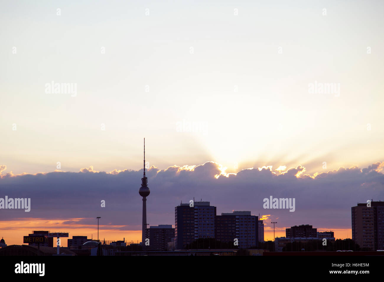 BERLIN - Juni 18: Skyline mit dem Fernsehturm in der Abenddämmerung am 18. Juni 2012 in Berlin, Deutschland. Stockfoto