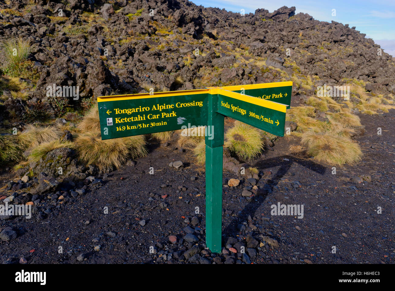Wegweiser entlang der Tongariro Alpine Crossing Trail, Manawatu-Wanganui, Nordinsel, Neuseeland Stockfoto