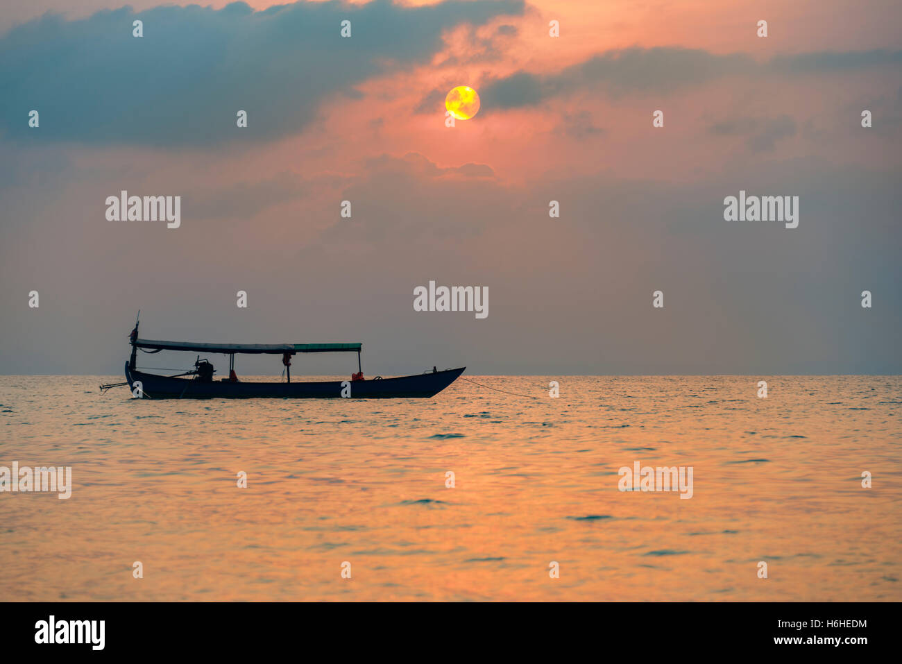 Boot am Meer bei Sonnenaufgang von Koh Tui Beach, Koh Touch Dorf, Koh Rong Island, Krong Preah Sihanouk, Provinz Sihanoukville Stockfoto