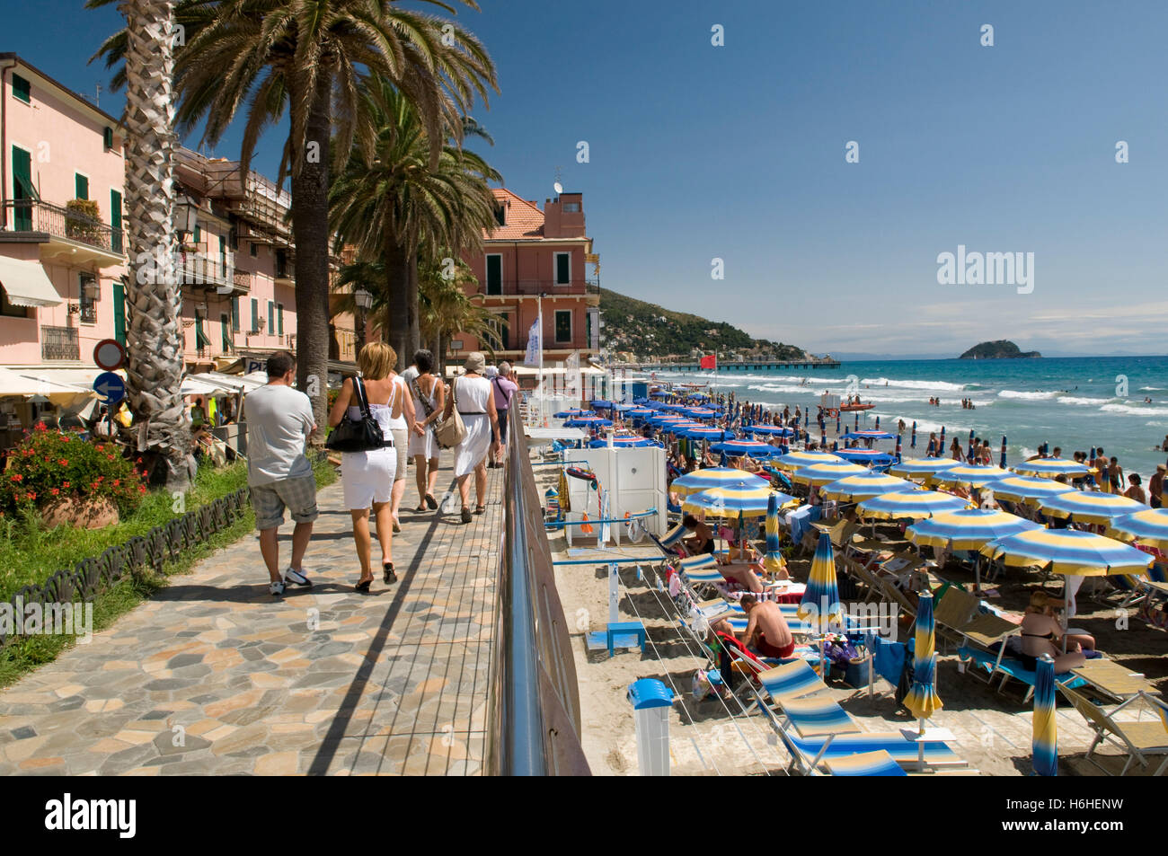 Promenade am Strand, Alassio, italienische Riviera, Ligurien, Italien, Europa Stockfoto