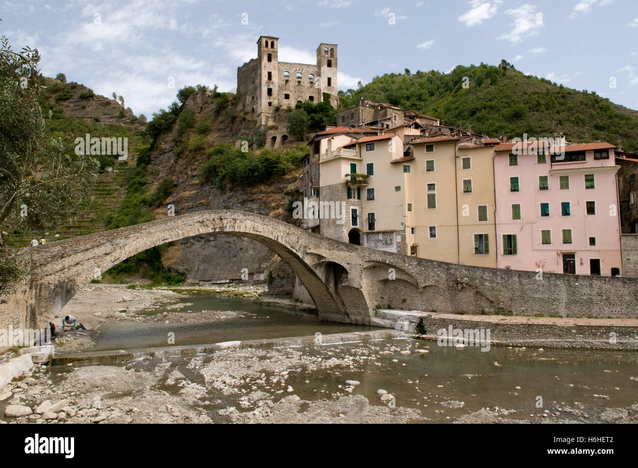 Mittelalterliche gewölbte Brücke und Castello Doria in der historischen Stadt, Berg Dorf Dolceacqua, Nervia Tal, Riviera, Ligurien Stockfoto