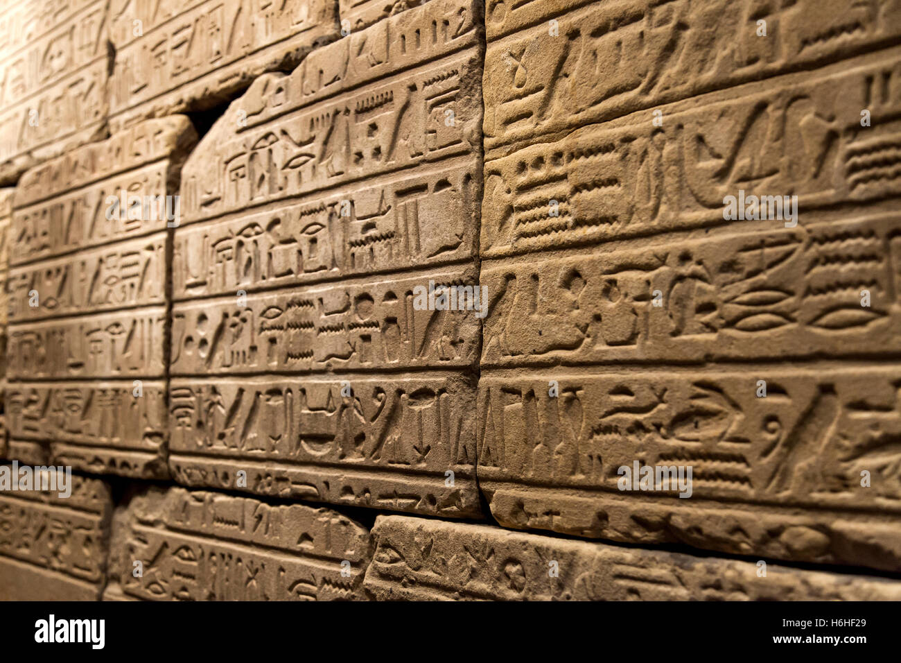 NEW-YORK - NOV 10: Alte ägyptische Hieroglyphen auf dem Display im Metropolitan Museum am 10. November 2012 in New York, USA. Stockfoto