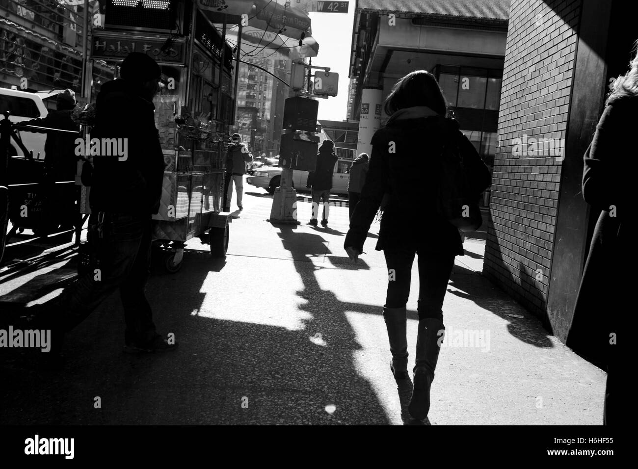 NEW-YORK - NOV 6: Menschen zu Fuß auf einer Straße in Manhattan am 6. November 2012 in New York, USA. Stockfoto