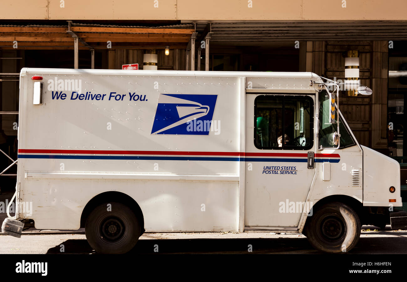 NEW-YORK - 9 Nov.: Geparkt Postal Service-Truck in New York, USA am 9. November 2012. Stockfoto