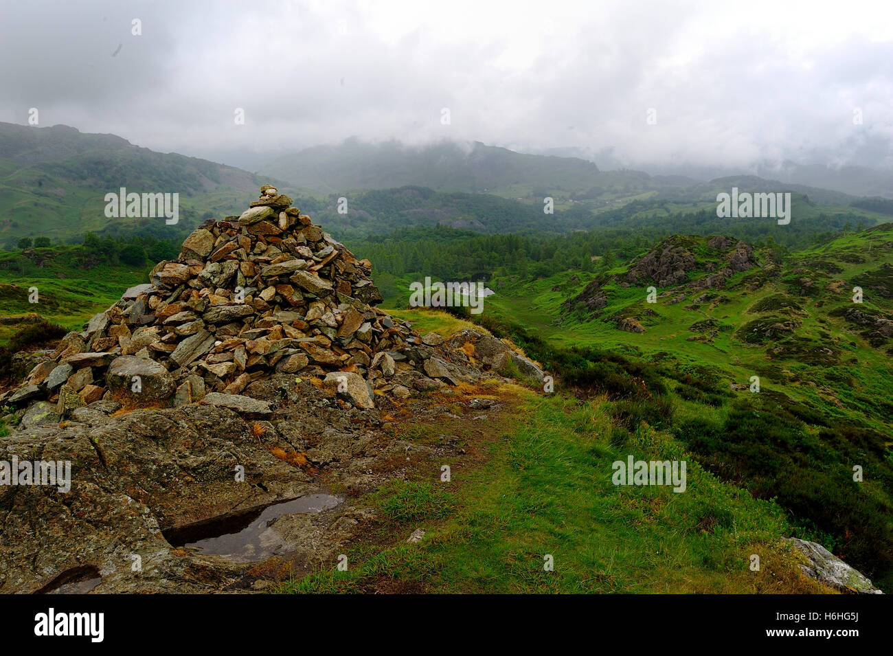 Niedrige Nebel über den Langdale Fjälls Stockfoto