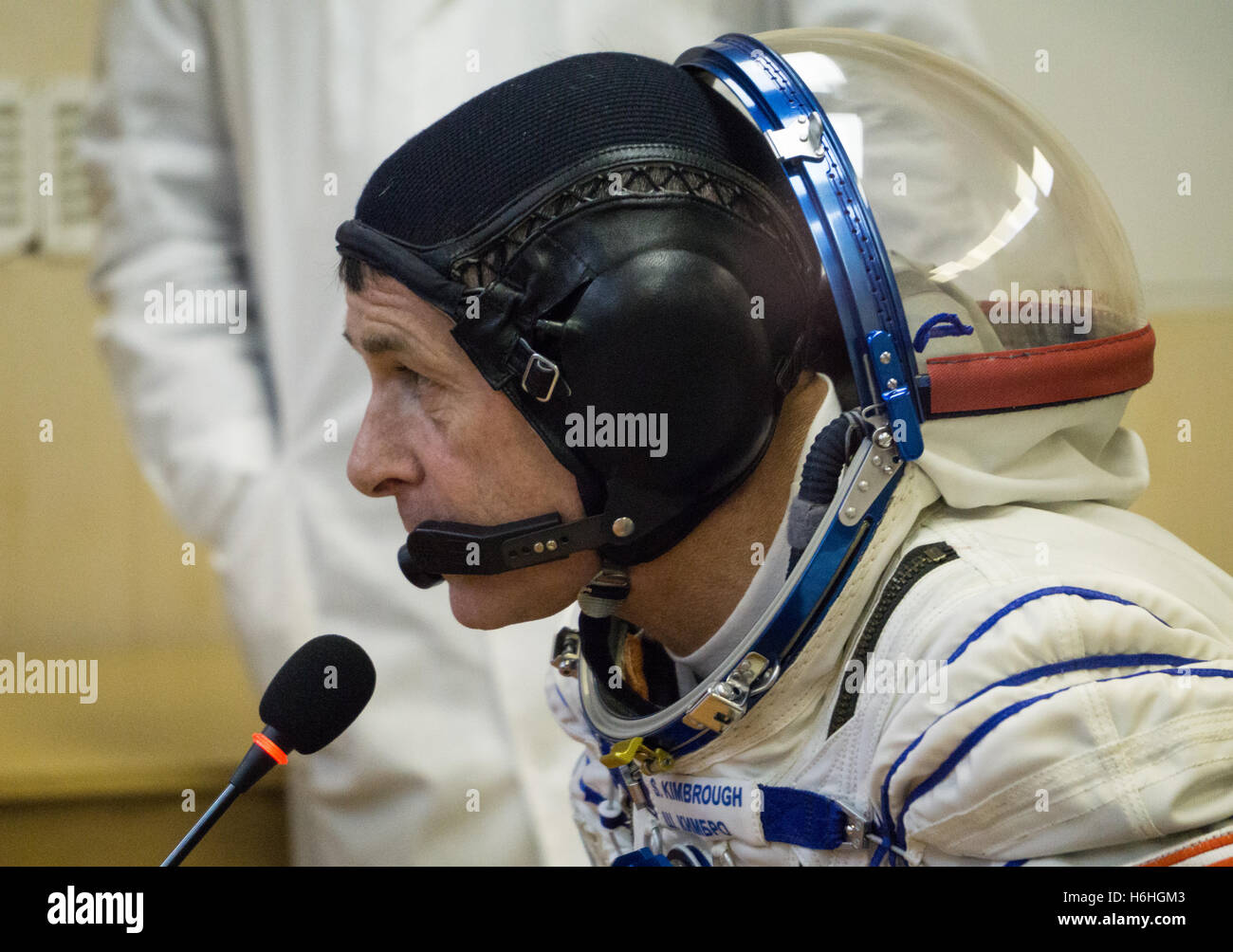 NASA internationale Raumstation ISS-Expedition 49 erstklassige Crew Mitglied US-amerikanischer Astronaut Shane Kimbrough im Gespräch mit der Presse vor dem Start der Sojus MS-02 am Weltraumbahnhof Baikonur 19. Oktober 2016 in Baikonur, Kasachstan. Stockfoto