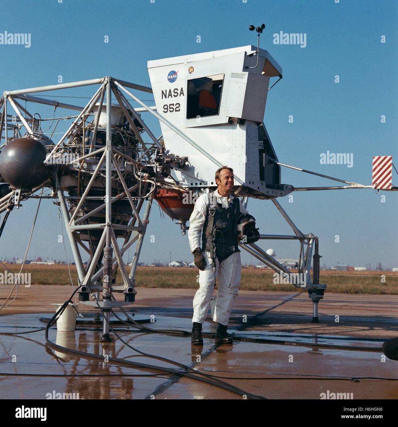 NASA Apollo 14 Mondlandung Mission Astronaut amerikanischen Alan Shepard steht neben einem Lunar Landing Training Fahrzeug vor einem Testflug der Ellington Air Force Base 14. Dezember 1970 in Houston, Texas. Stockfoto