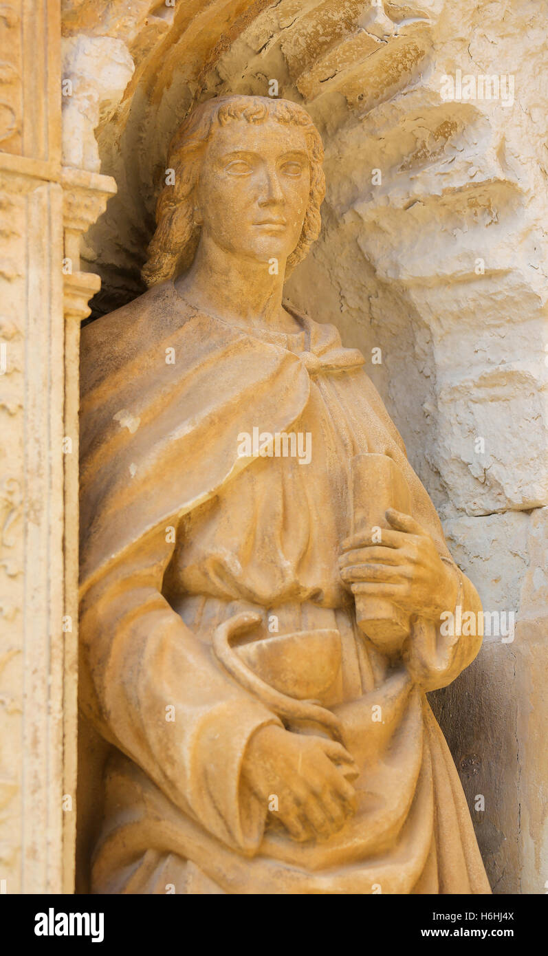 Statue des Heiligen Johannes der Apostel, dargestellt mit einem Kelch und eine Schlange, Teil des 16. Jahrhunderts Principal Tores an der Kirche der Stockfoto