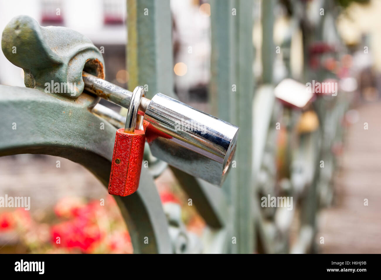 für die Liebe hängen sie Vorhängeschlösser auf Brücke Stockfoto