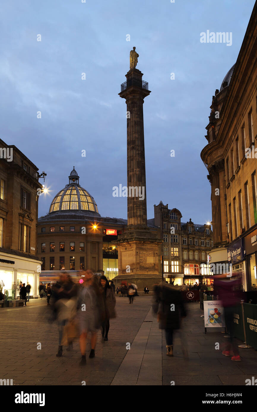 Greys Monument, bekannt als das Denkmal in Newcastle-upon-Tyne, England. Einbruch der Dunkelheit senkt sich über der Innenstadt. Stockfoto