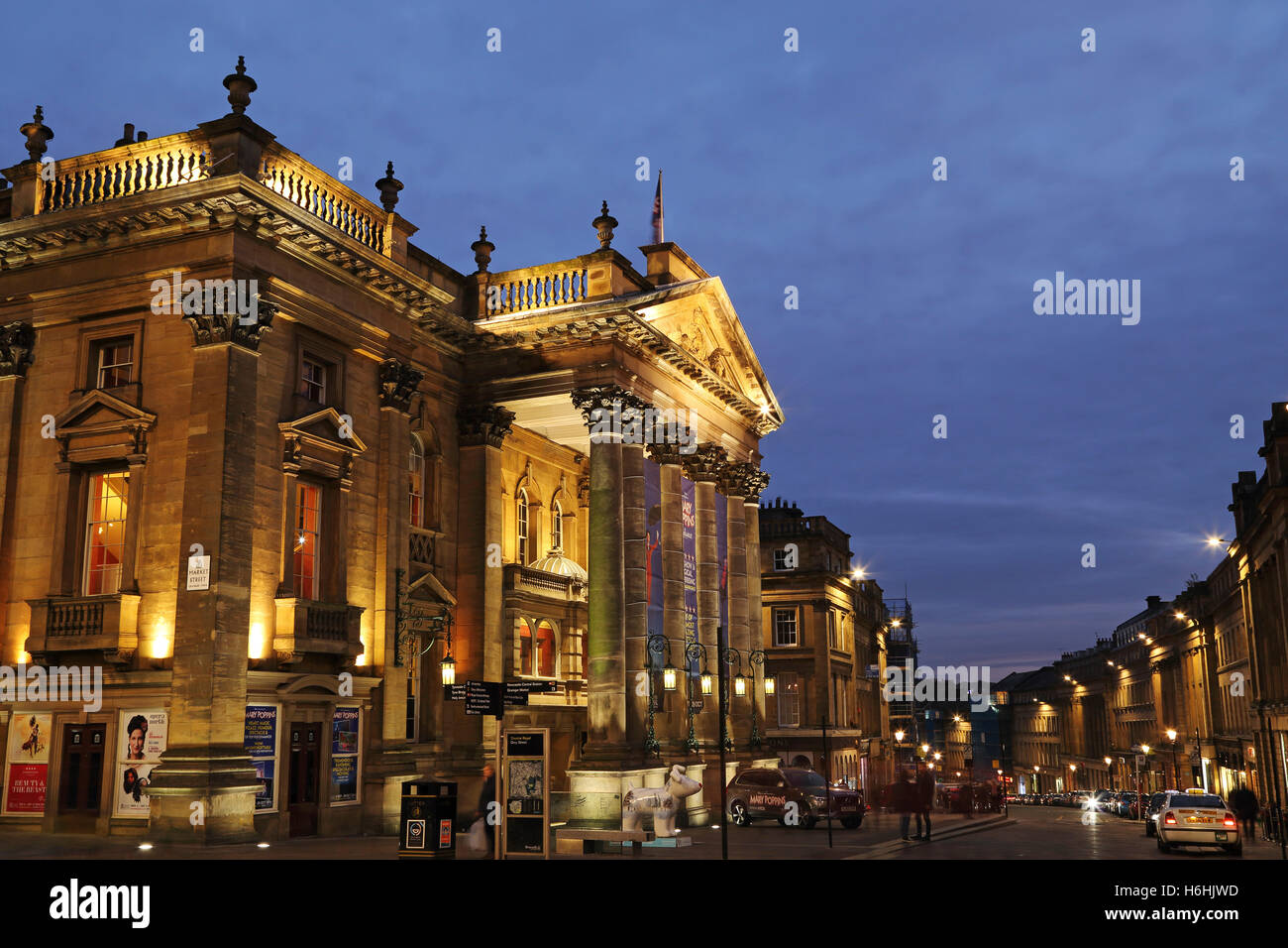 Das Theatre Royal auf Grey Street in Newcastle-upon-Tyne, England. Einbruch der Dunkelheit senkt sich über der Innenstadt. Stockfoto