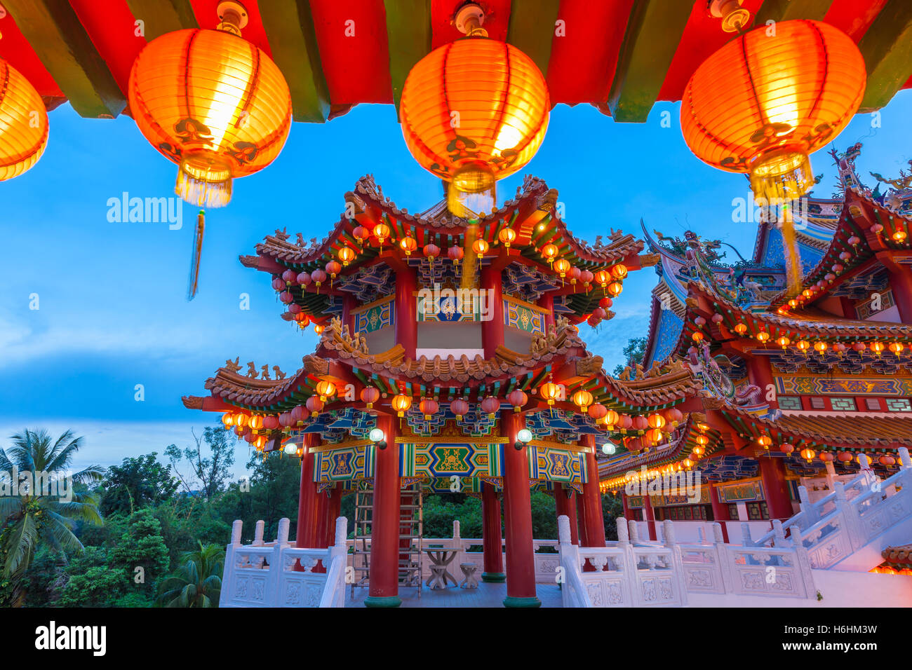 Abenddämmerung Blick auf Thean Hou Tempel beleuchtet für das Mid-Autumn Festival, Kuala Lumpur, Malaysia. Stockfoto