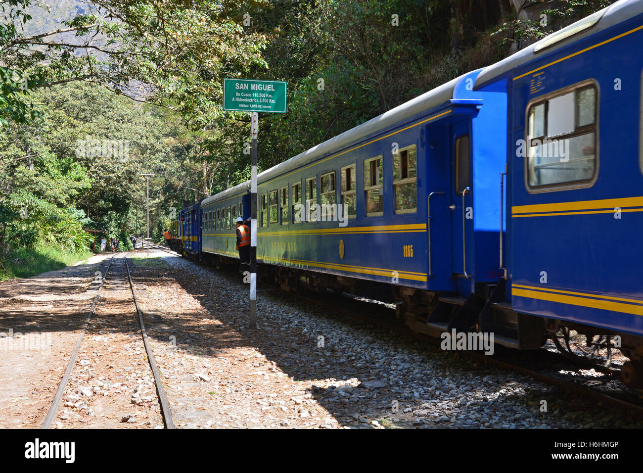 PeruRail Züge tragende Touristen von und nach Cusco verläuft entlang dem Wanderweg in Aguas Calientes am Fuße des Machu Picchu. Stockfoto