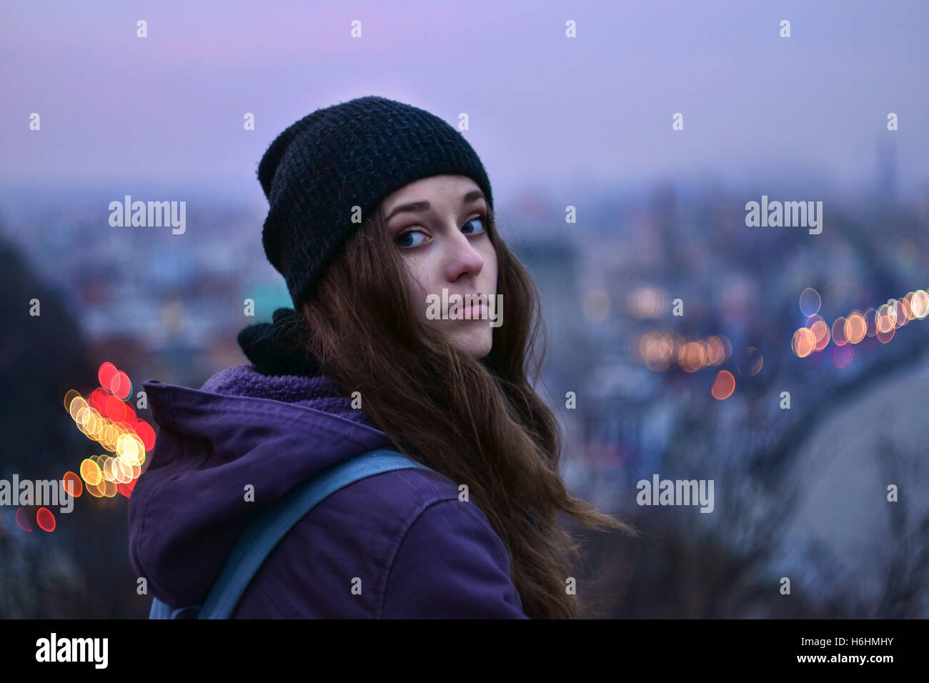 Porträt der jungen Frau Reisenden gegen verwackelte Stadtbild Stockfoto
