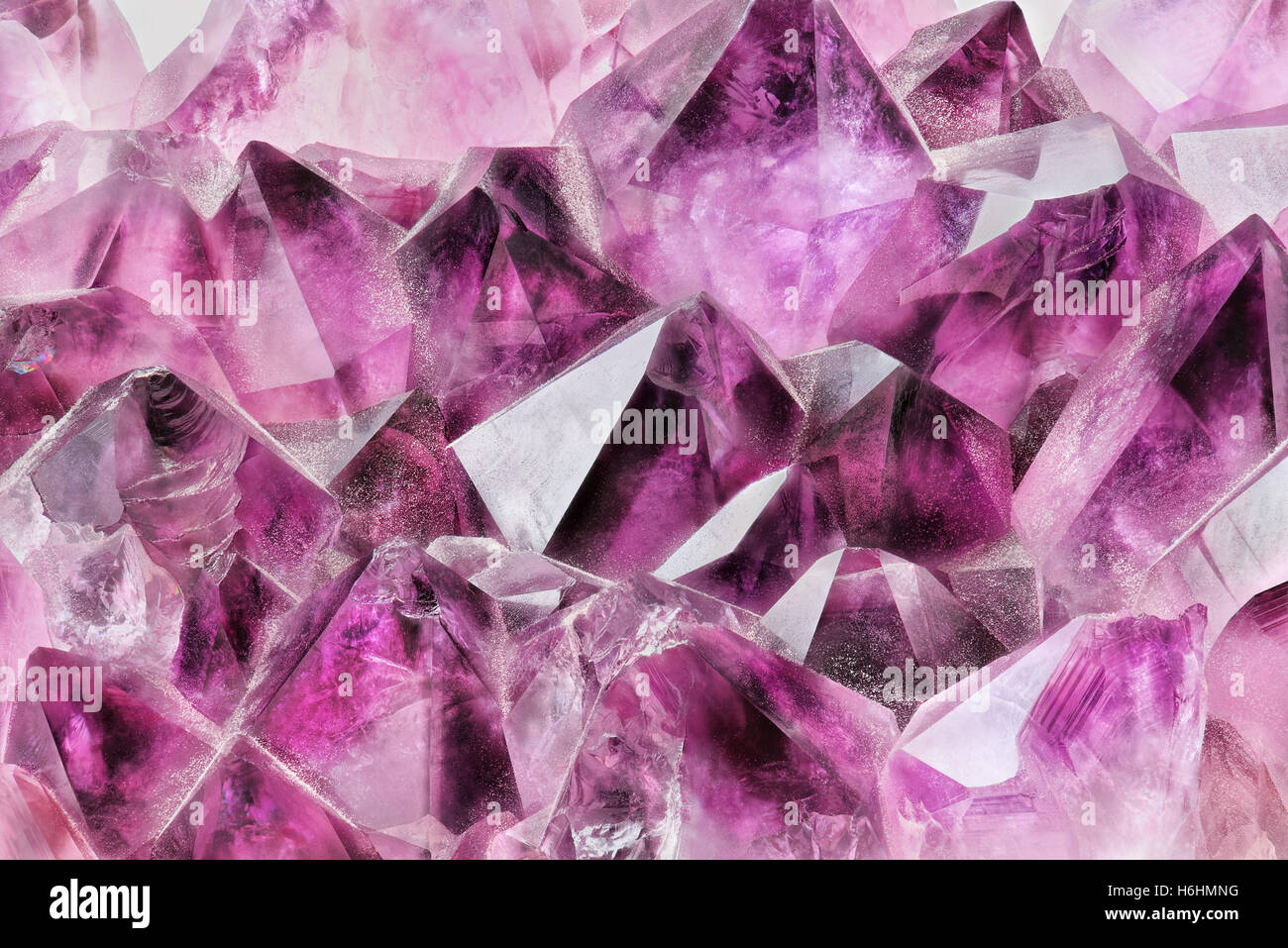 Crystal Stone Makro mineralischen Oberfläche, lila grobe Amethyst Quarz-Kristalle Stockfoto