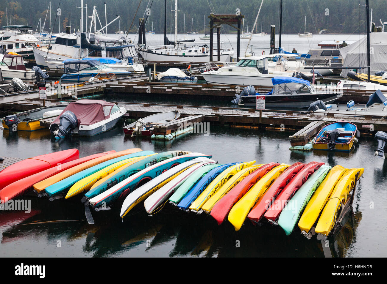 Kajaks für die Wintersaison in Montague Harbour auf Galiano Island gespeichert Stockfoto